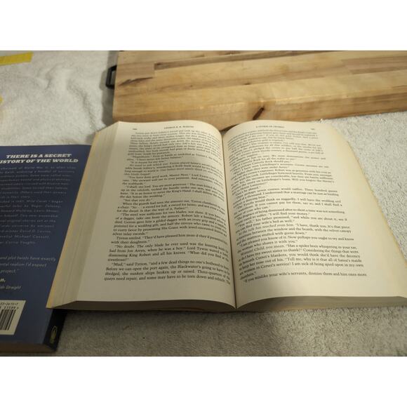 George R.R. Martin Paperback Novel Bundle: Wild Cards I & A Storm Of‎ Swords - Picture 8 of 8